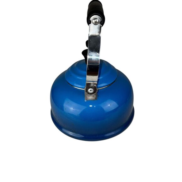 Le Creuset Classic Whistling Kettle, enamel On Steel Blue Ombré 1.7 Qt - Picture 4 of 8